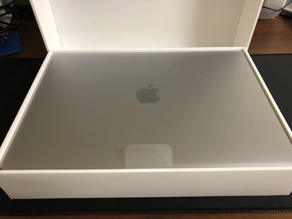 MacBook Airの箱を開けたところ